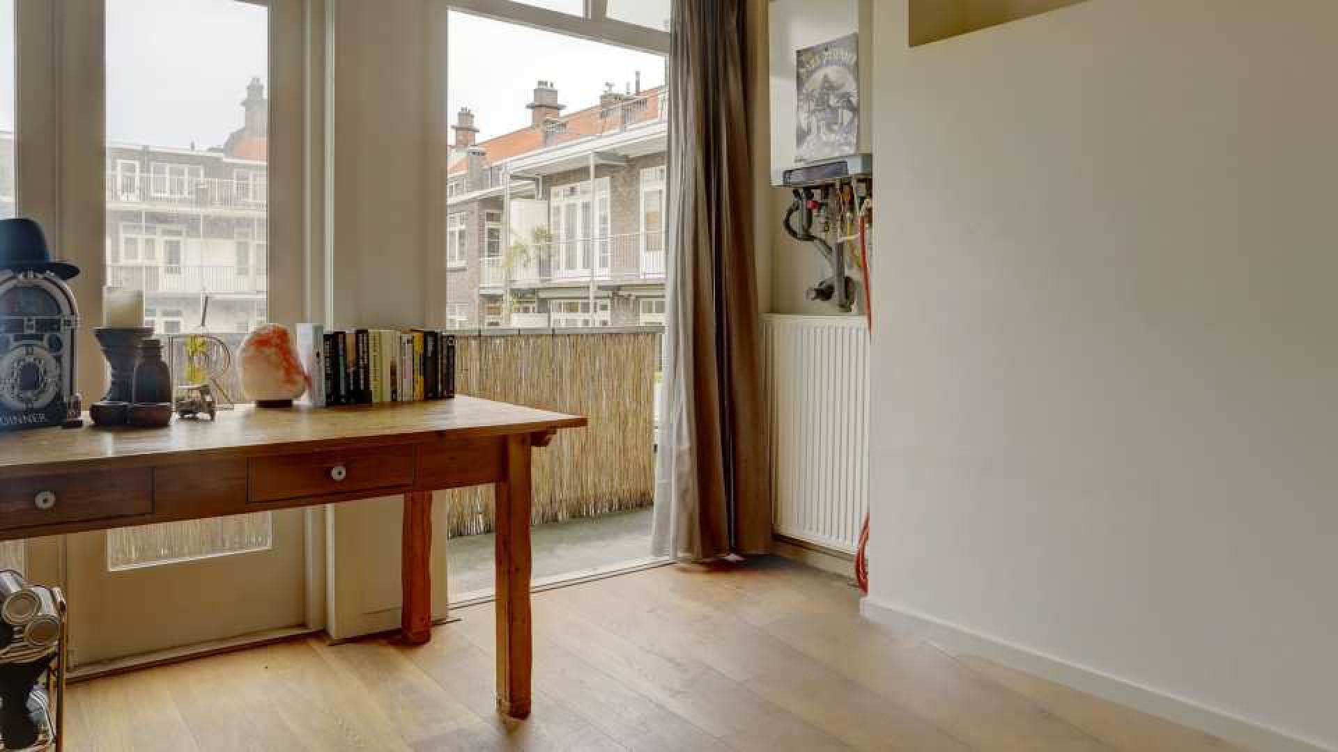 Rick Brandsteder zoekt huurder voor zijn Amsterdamse appartement. Zie foto's
