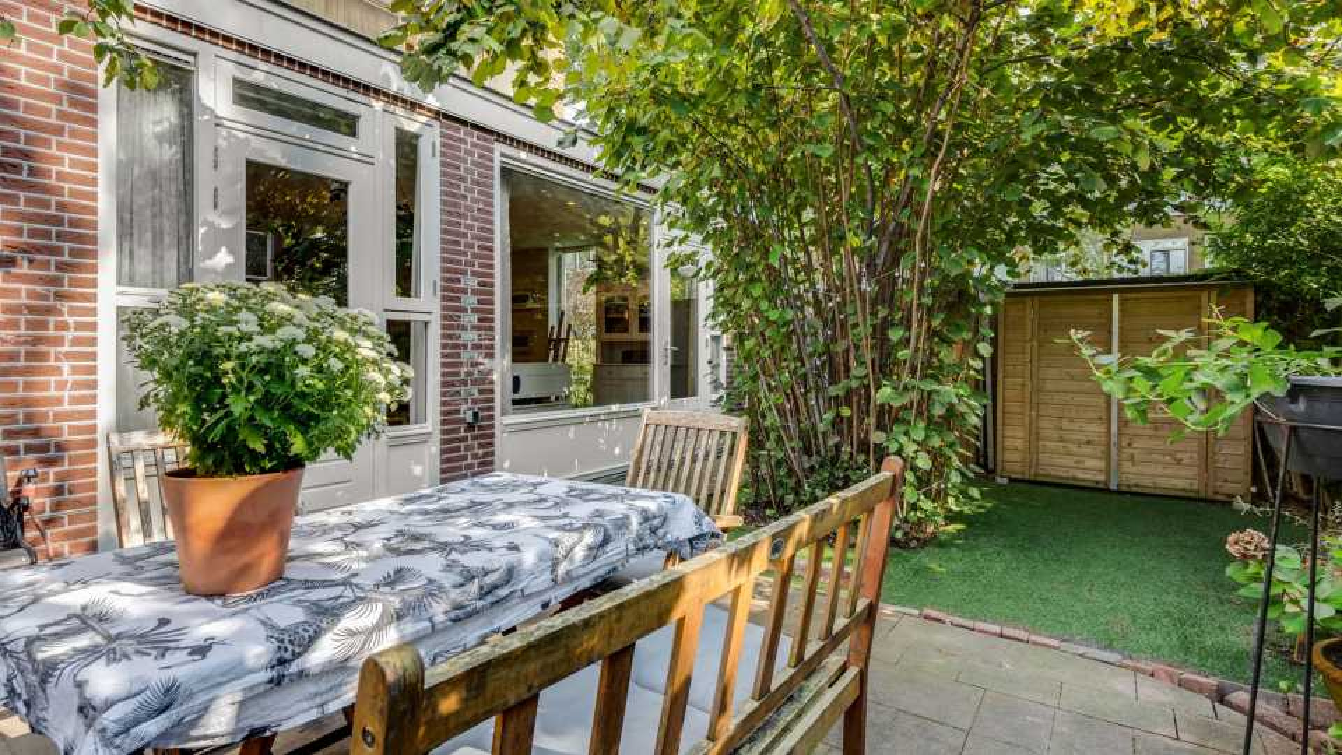 Koningin Maxima vertolkster Hadewych Minis zet haar woning in Amsterdam te koop. Zie foto's 15