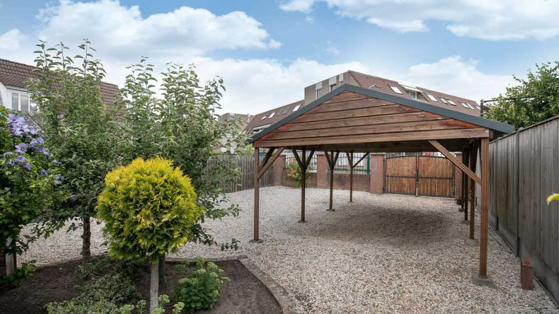 Guido Weijers kocht dit huis met zijn ouders. Zie foto's 14