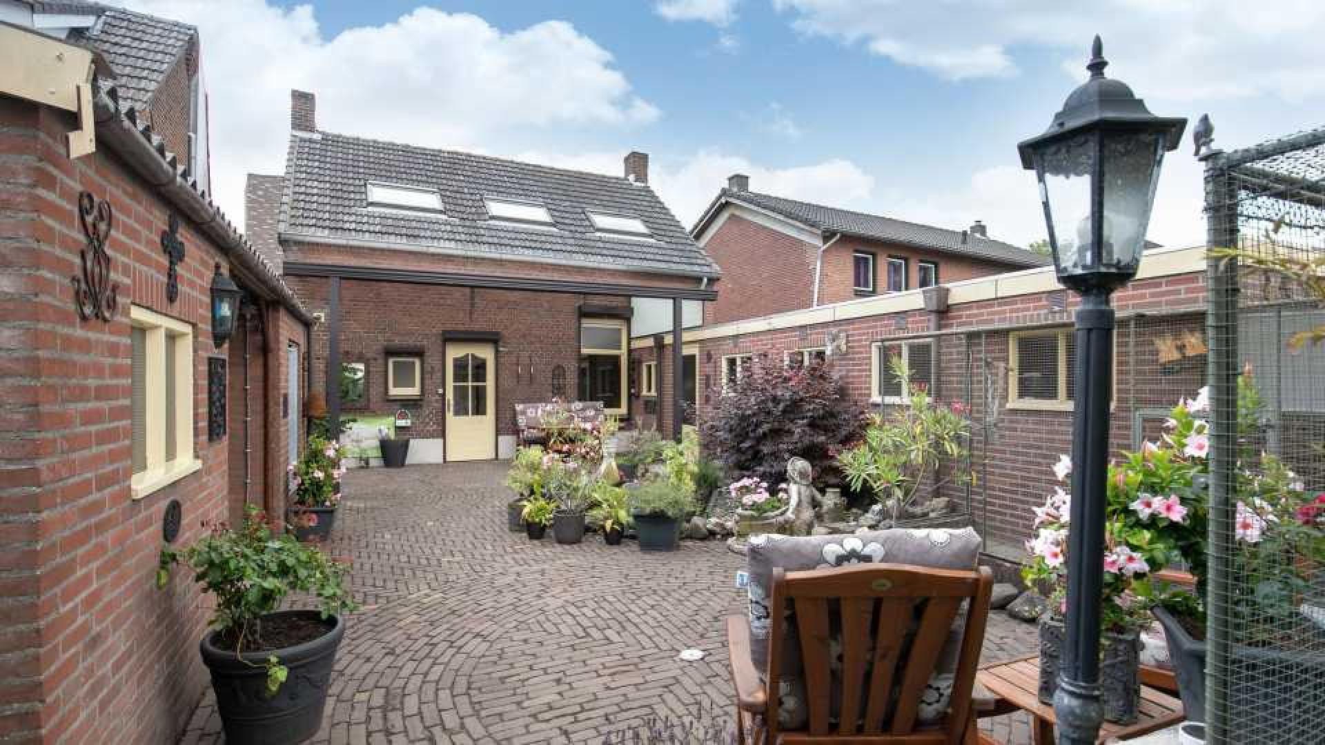 Guido Weijers kocht dit huis met zijn ouders. Zie foto's 15