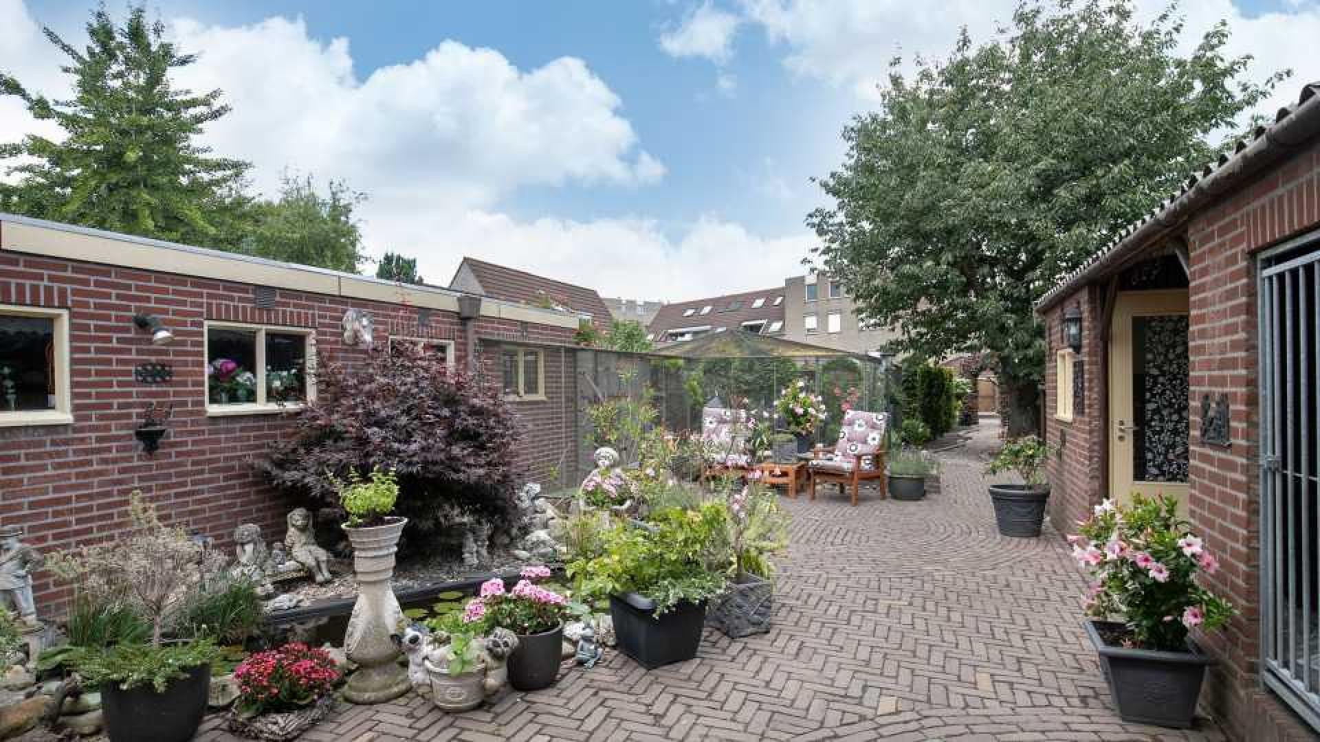 Guido Weijers kocht dit huis met zijn ouders. Zie foto's 16