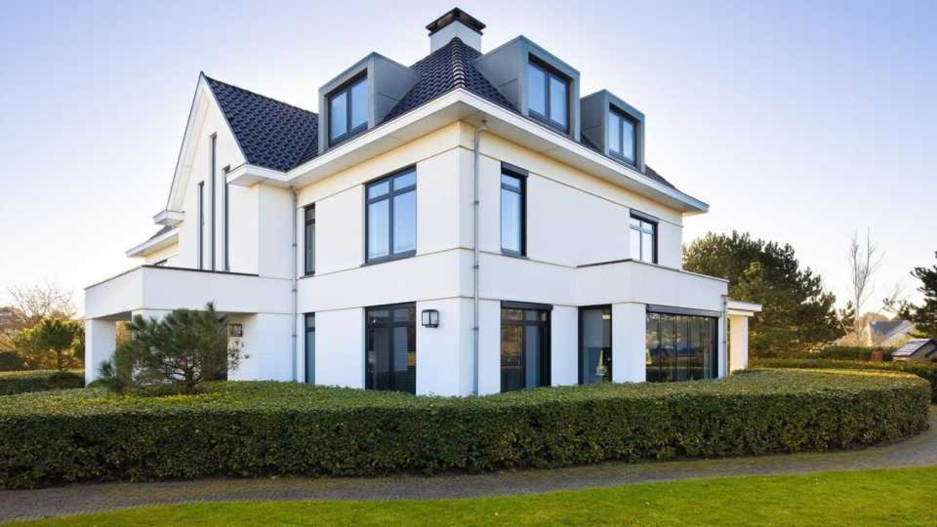 Villa Dirk Kuijt met miljoenen euro's winst verkocht! Zie foto's 1
