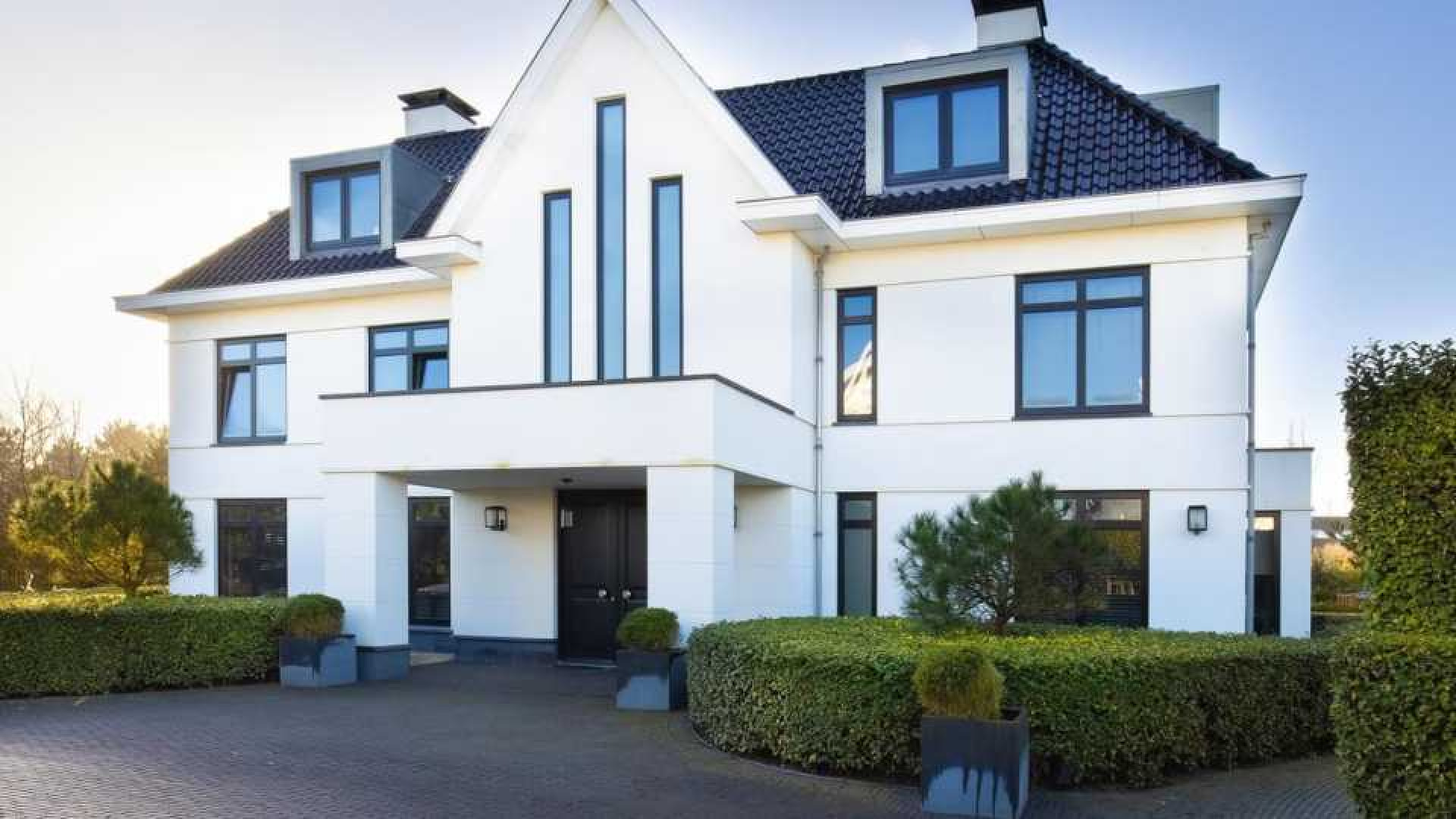 Villa Dirk Kuijt met miljoenen euro's winst verkocht! Zie foto's 2