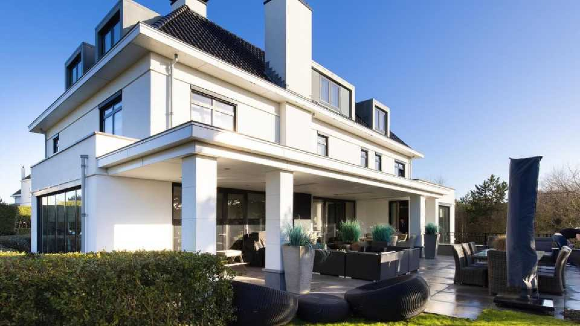 Villa Dirk Kuijt met miljoenen euro's winst verkocht! Zie foto's 17