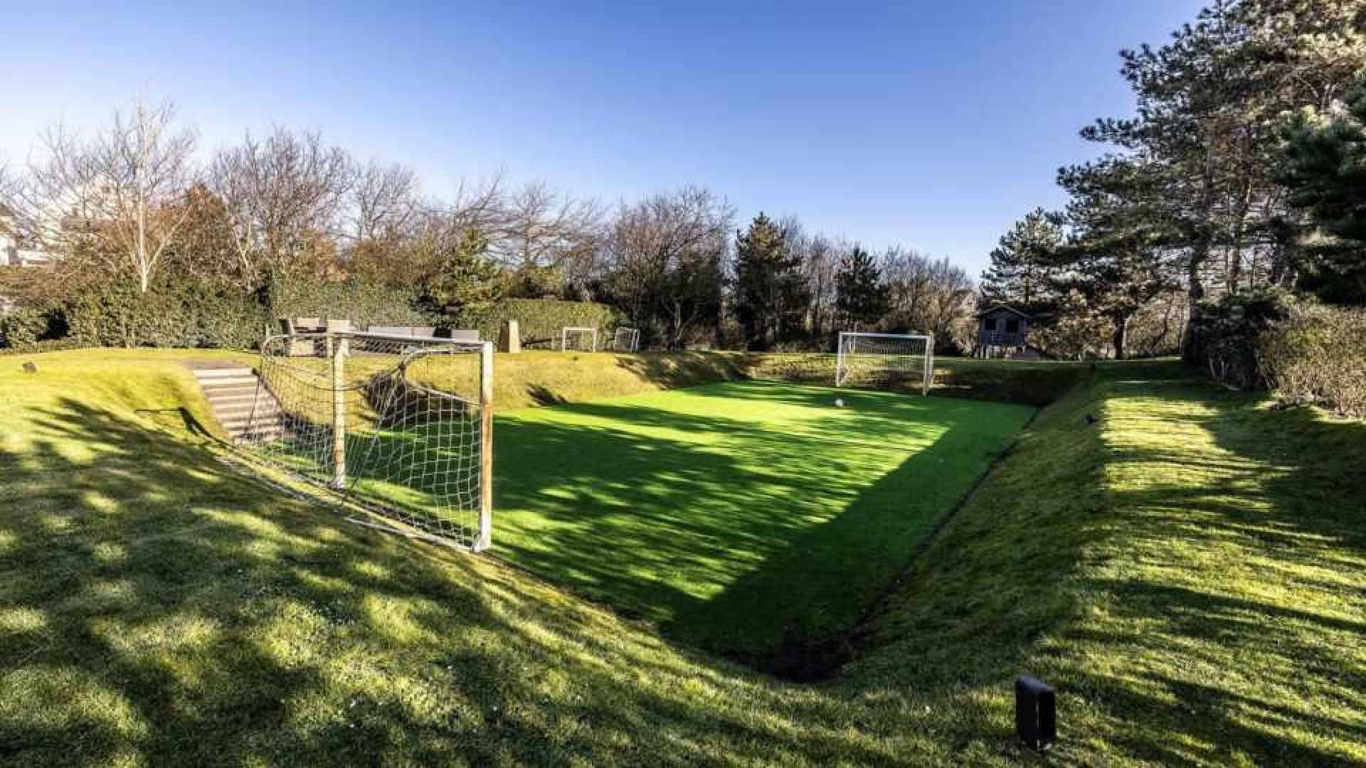 Villa Dirk Kuijt met miljoenen euro's winst verkocht! Zie foto's 20