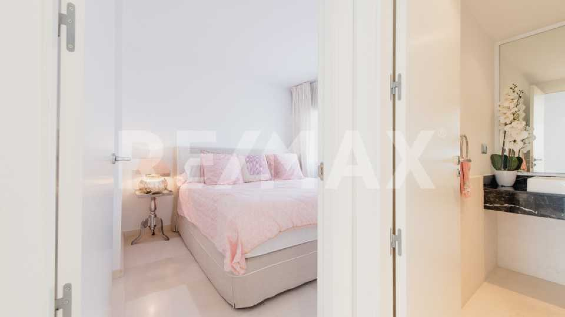 Estelle Cruijff moet gedwongen haar Ibiza appartement verkopen. Zie foto's plus video