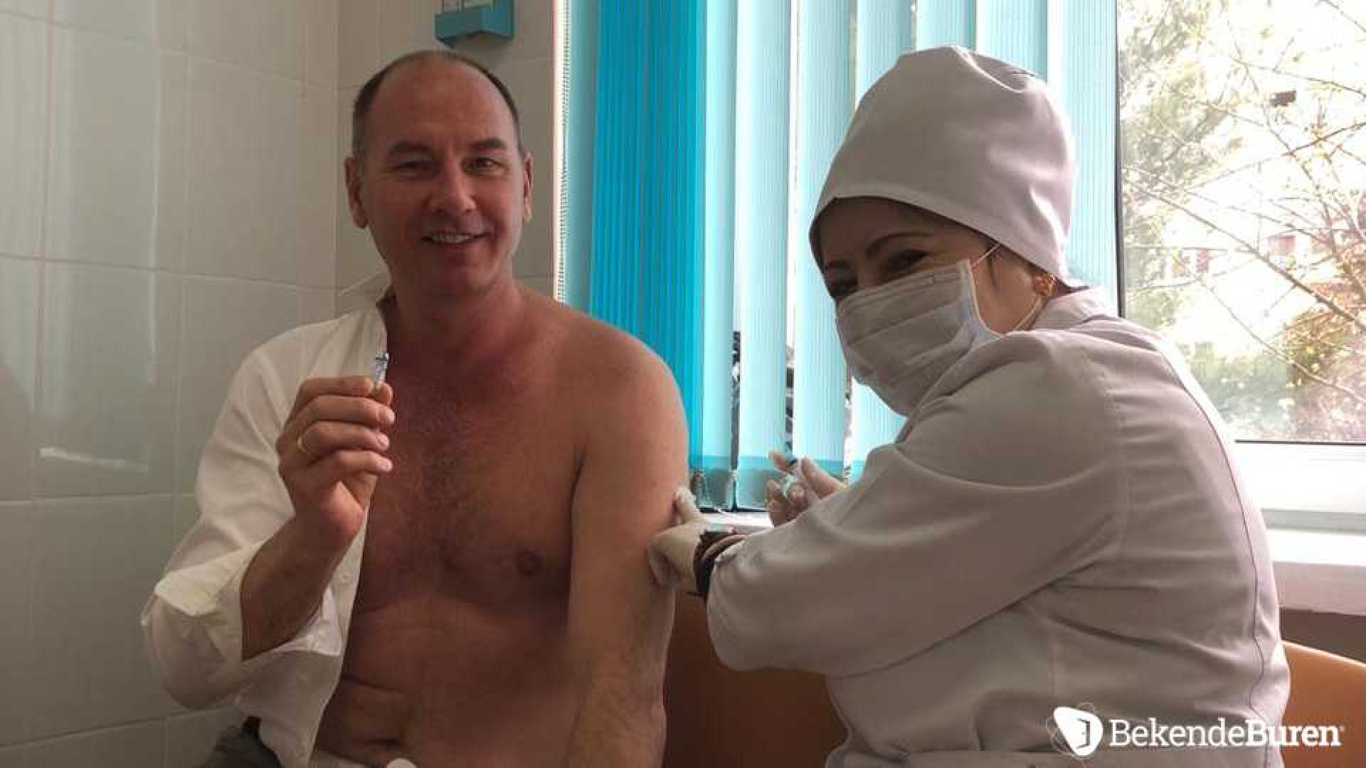 Ex verloofde van Connie Breukhoven Eugene van Dun laat zijn moment van Russische vaccinatie zien en vertelt waarom het daar veel beter is geregeld. Zie unieke prikfoto. 2