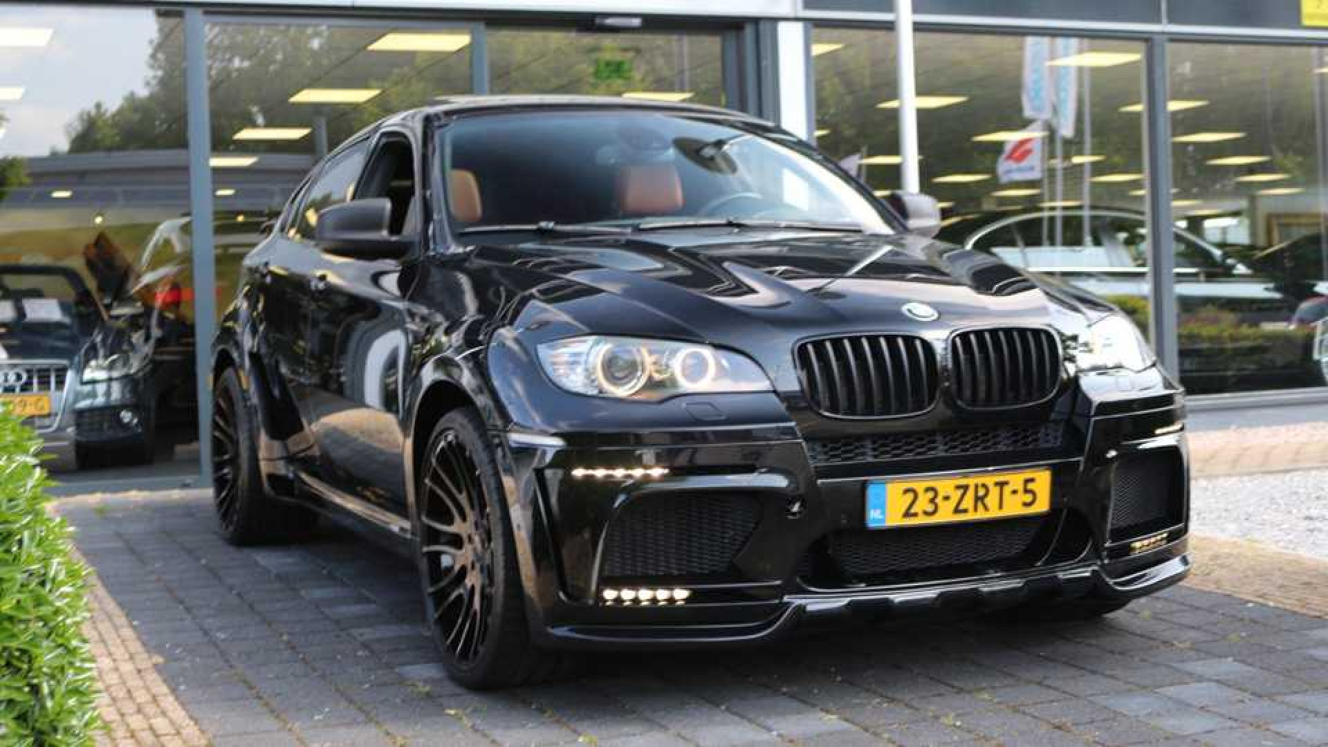 Dirk Kuijt raakt zijn vette BMW X6 niet kwijt. Zie foto's 2