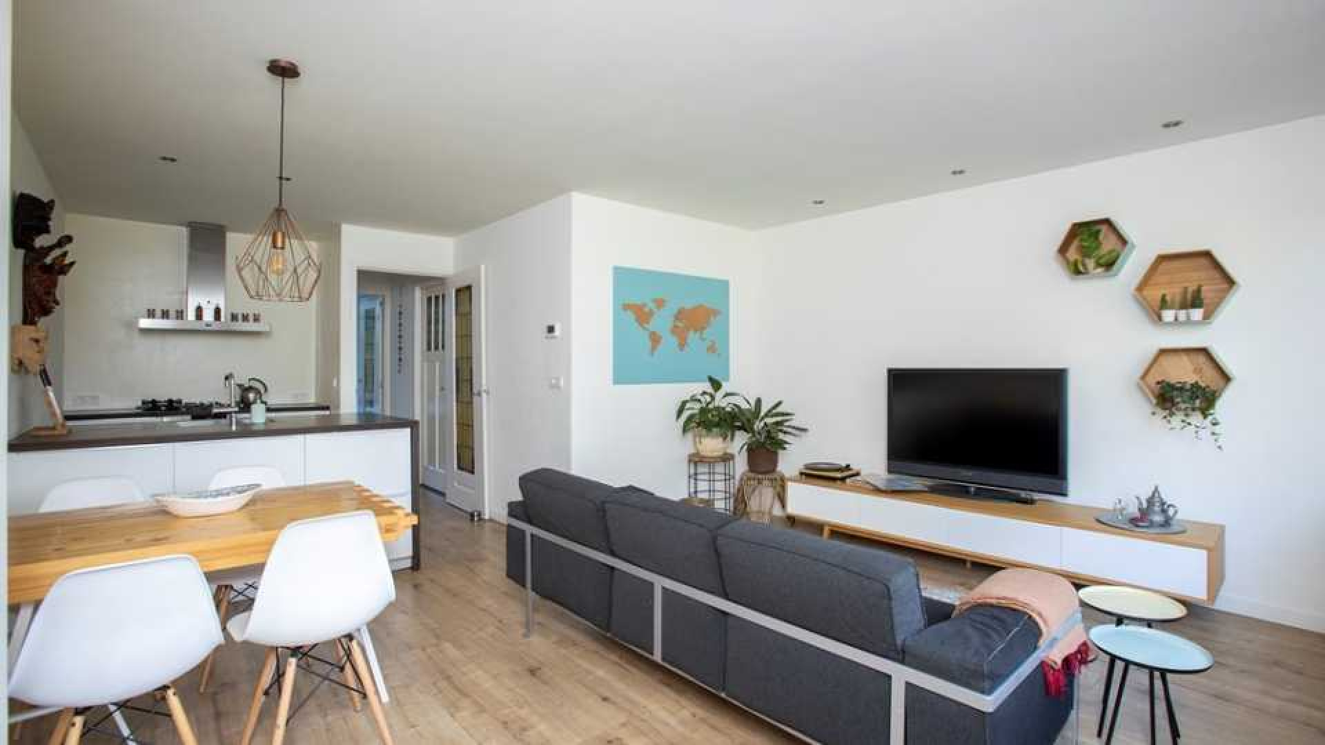 Anna Nooshin koopt dit appartement. Zie foto's 5