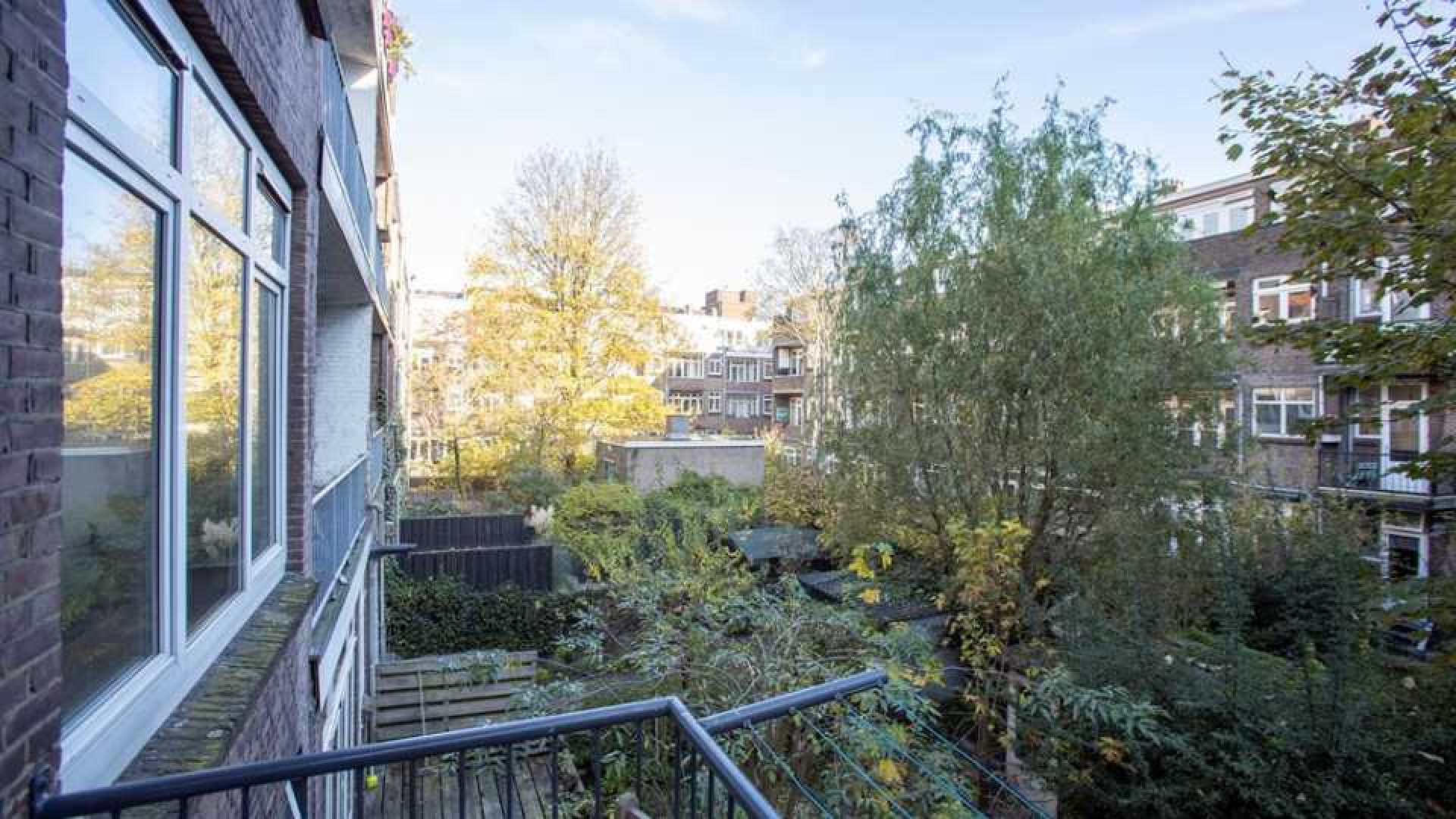 Anna Nooshin koopt dit appartement. Zie foto's 12