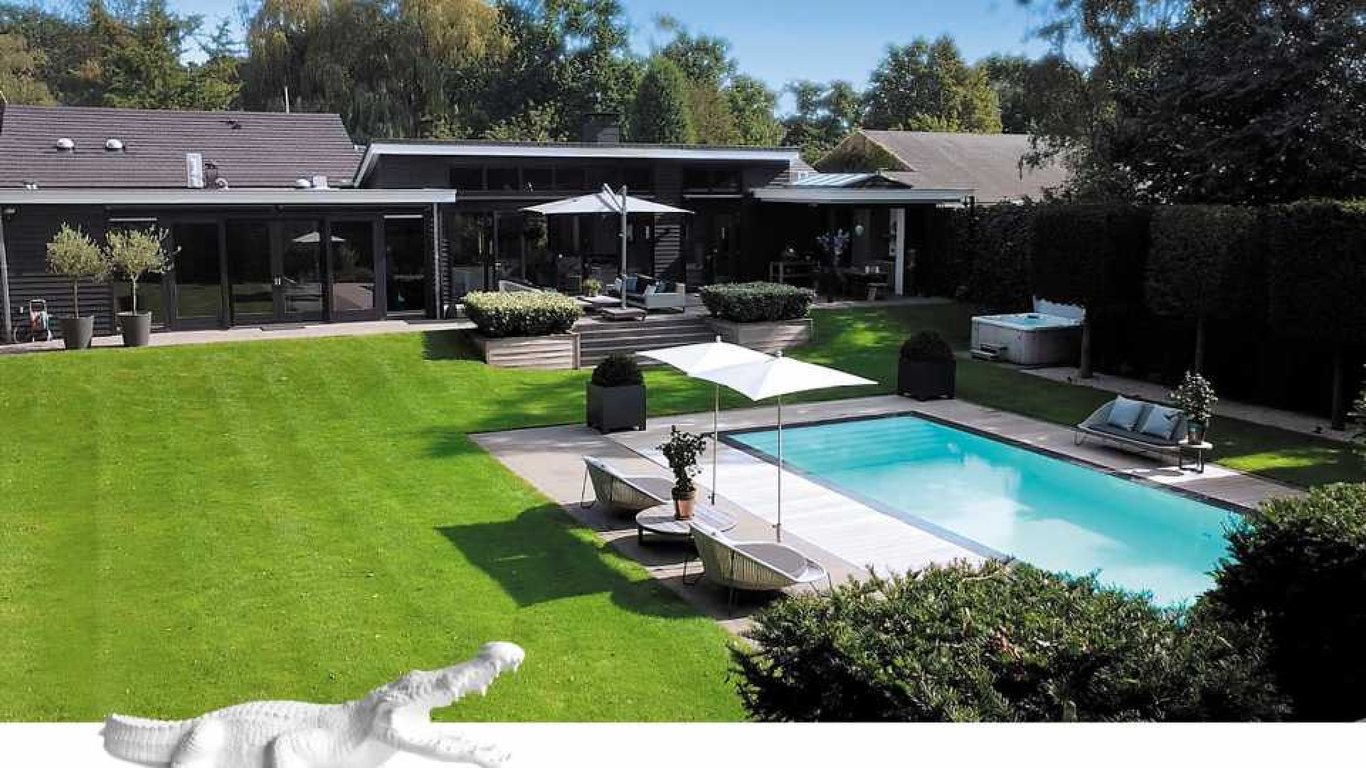 Ronald Koeman verkoopt gisteren zijn miljoenen villa in het Gooi zwaar boven de vraagprijs. Zie foto's 1