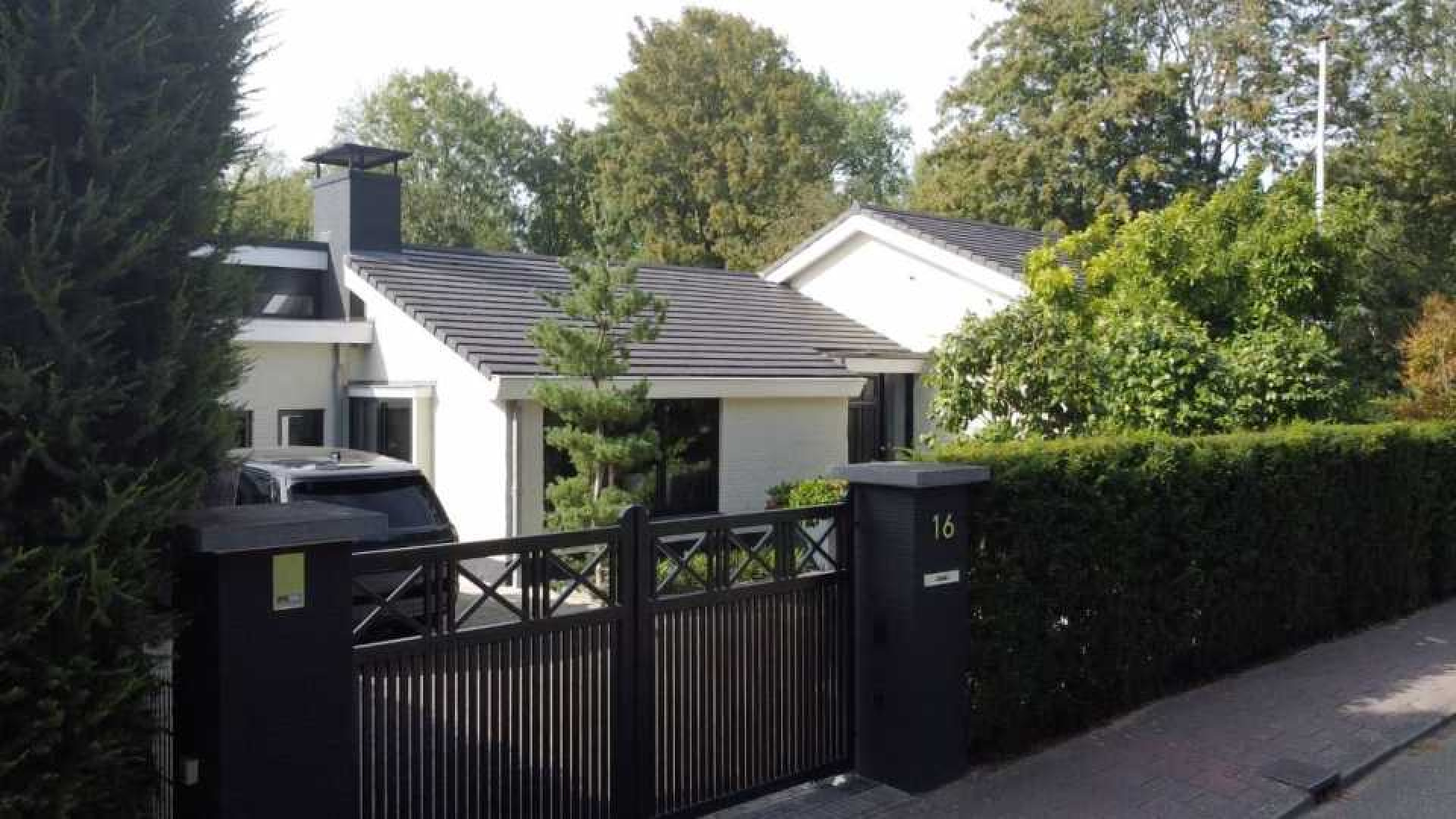 Ronald Koeman verkoopt gisteren zijn miljoenen villa in het Gooi zwaar boven de vraagprijs. Zie foto's 15