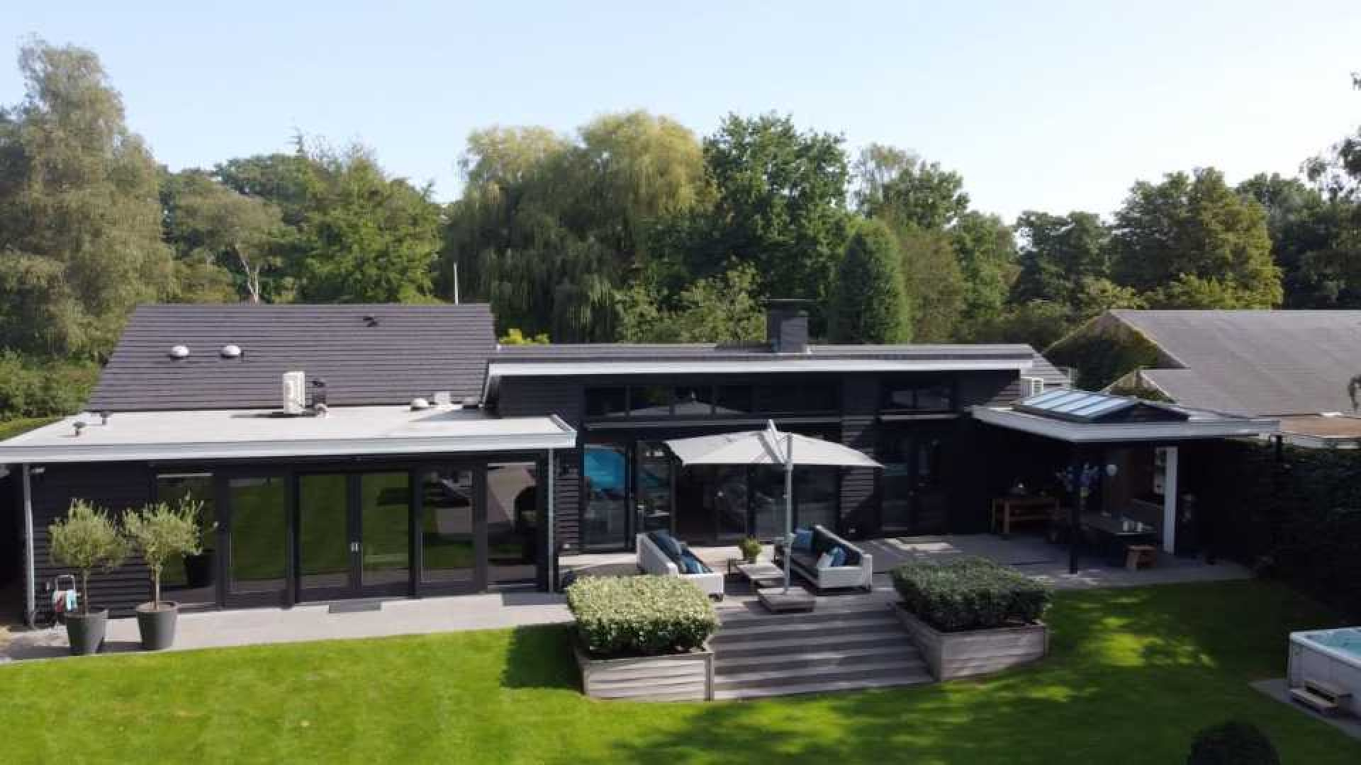 El entrenador del FC Barcelona Ronald Koeman pone a la venta su chalet. Ver fotos 16