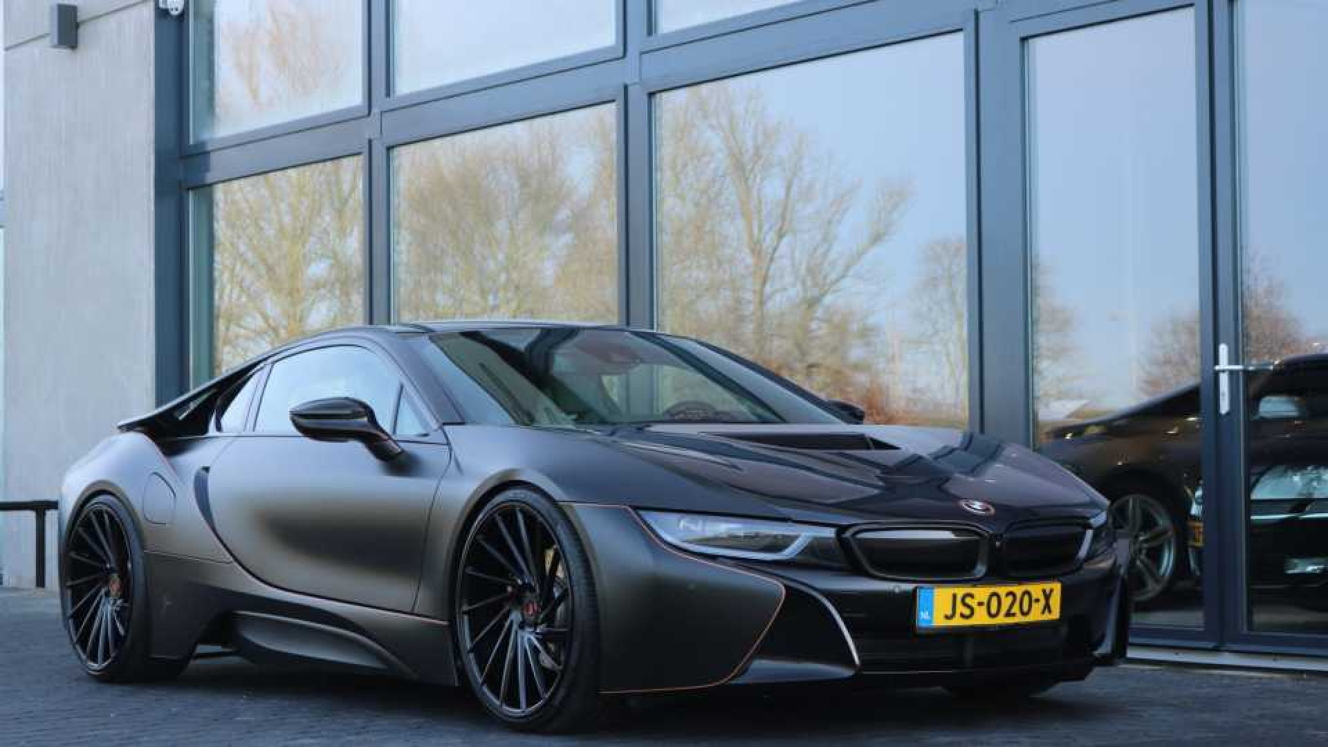 Vette BMW i8 van Nikkie de Jager te koop. Zie foto's 2