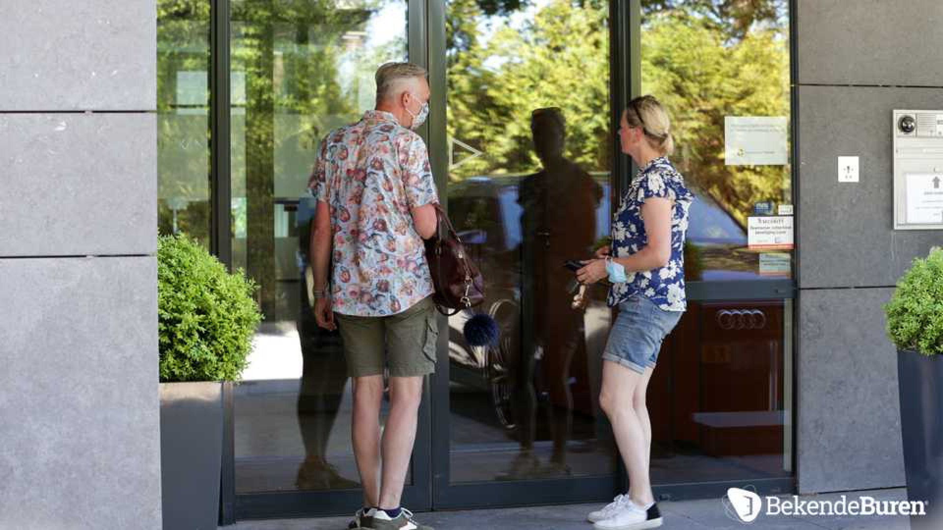 Gisteren waren de Meilandjes bij de notaris voor de eigendomsoverdracht. Bekendeburen was er als enige bij. Zie foto's 5