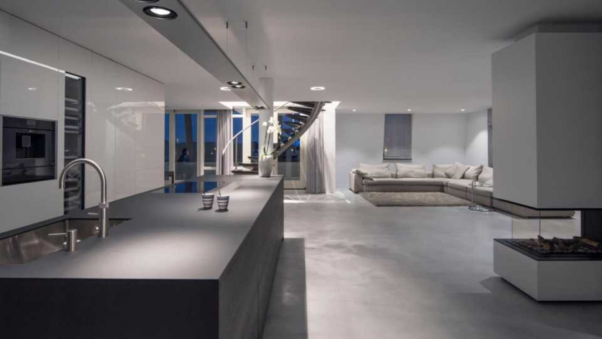Binnenkijken in het waanzinnig luxe penthouse van Nederlands Elftal speler Denzel Dumfries. Zie foto's 2