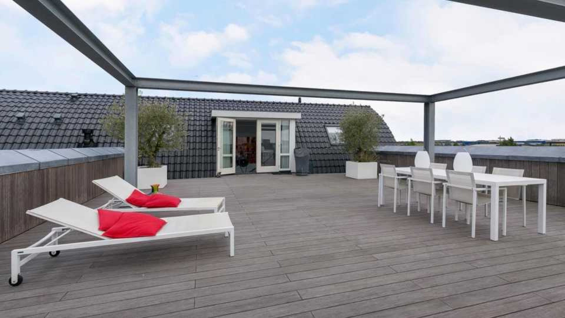 Binnenkijken in het waanzinnig luxe penthouse van Nederlands Elftal speler Denzel Dumfries. Zie foto's
