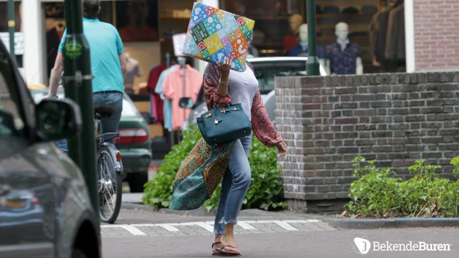 Leontine Borsato is weer helemaal terug in haar rol als echtgenote. Zie foto's 4