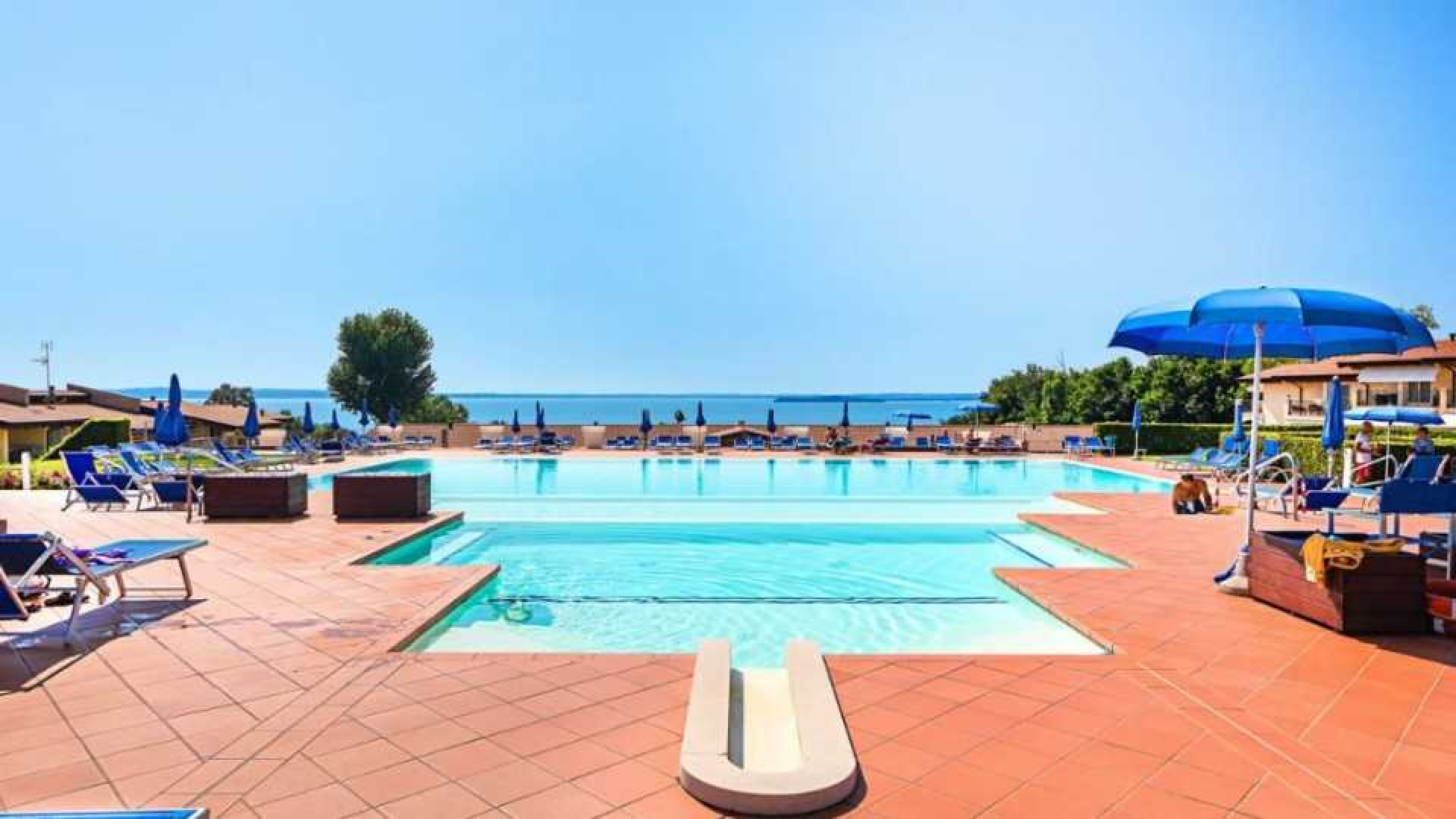 Enzo Knol koopt luxe appartement aan het Gardameer in Italie. Zie foto's