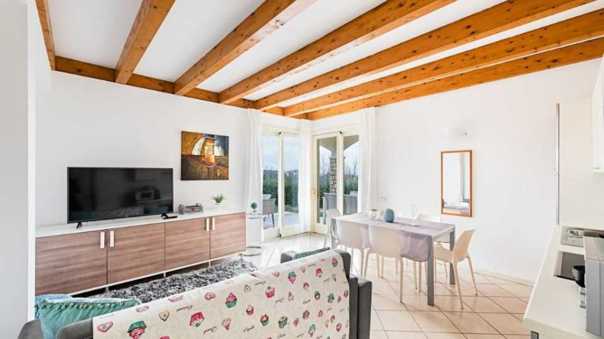 Enzo Knol koopt luxe appartement aan het Gardameer in Italie. Zie foto's