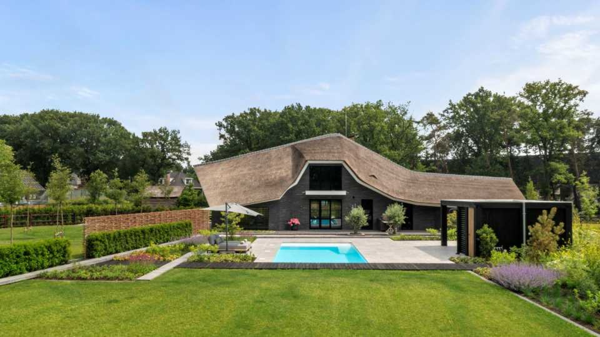 DJ Nicky Romero koopt deze miljoenenvilla met zwembad en inpandige lift. Zie foto's plus video.