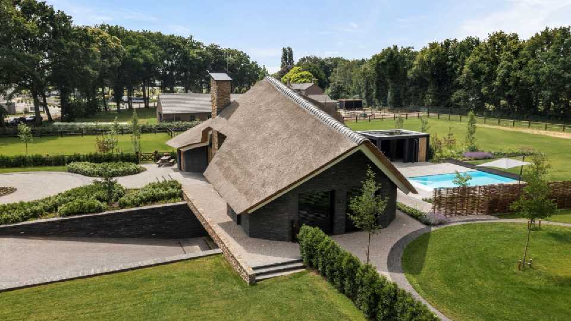 DJ Nicky Romero koopt deze miljoenenvilla met zwembad en inpandige lift. Zie foto's plus video. 18