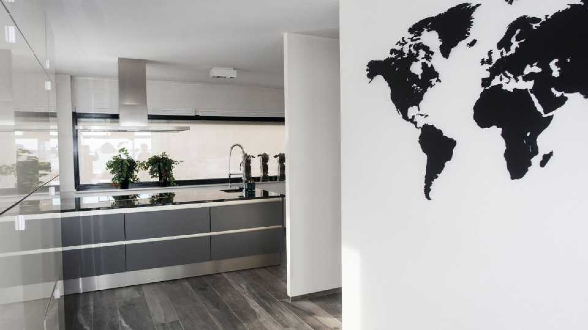 Hier wonen Dionne Stax en haar vriend Steven Jansen . Zie foto's 6