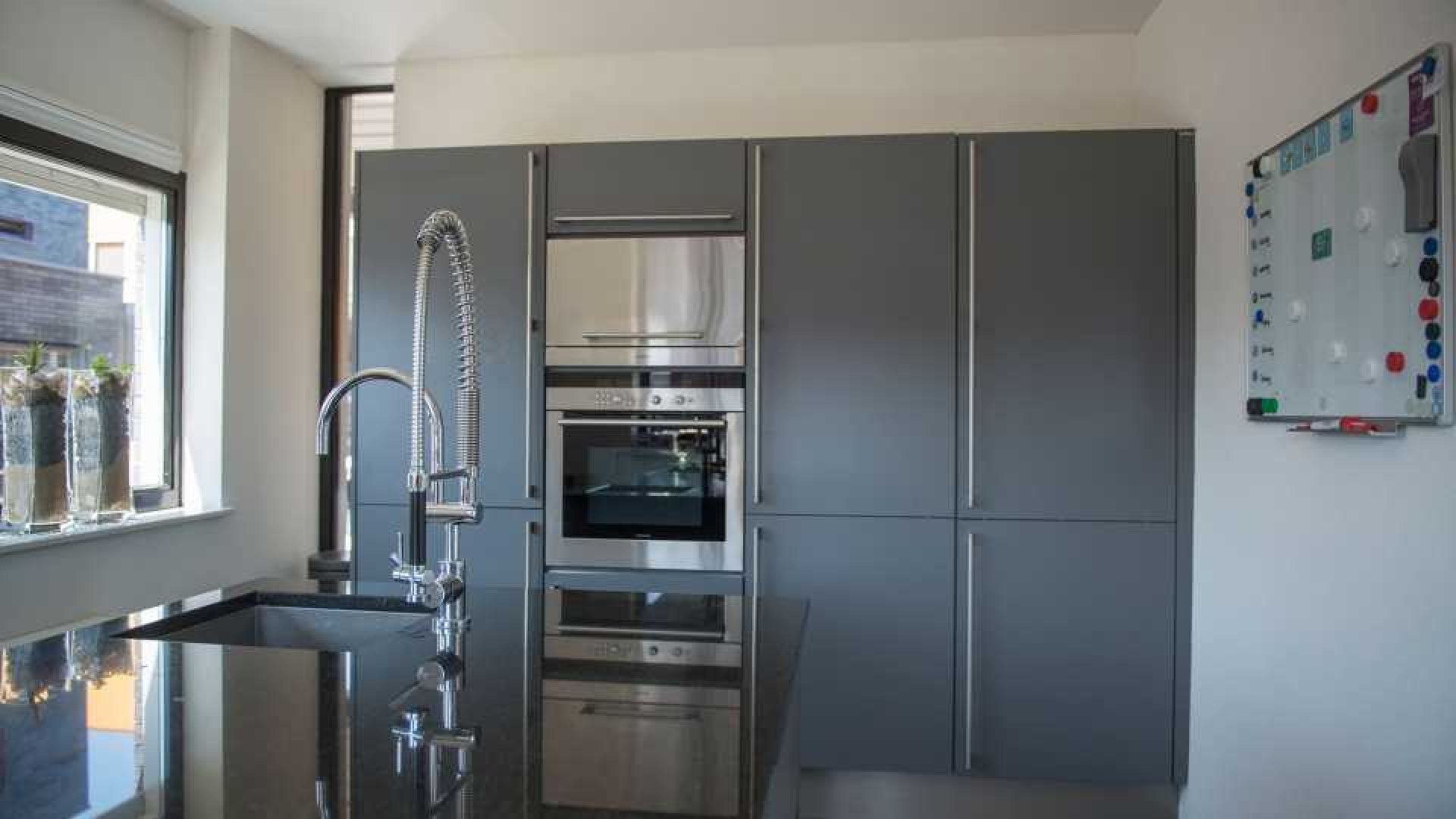 Hier wonen Dionne Stax en haar vriend Steven Jansen . Zie foto's 7