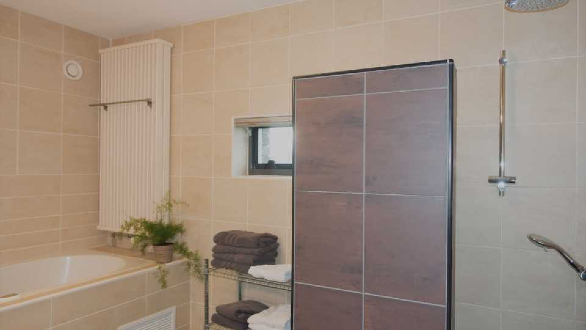 Hier wonen Dionne Stax en haar vriend Steven Jansen . Zie foto's 10