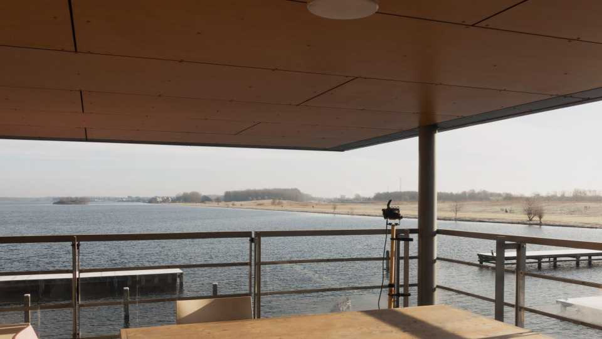 Deze luxe watervilla is liefdesnestje van Dionne Stax en haar vriend Steven. Zie foto's 14