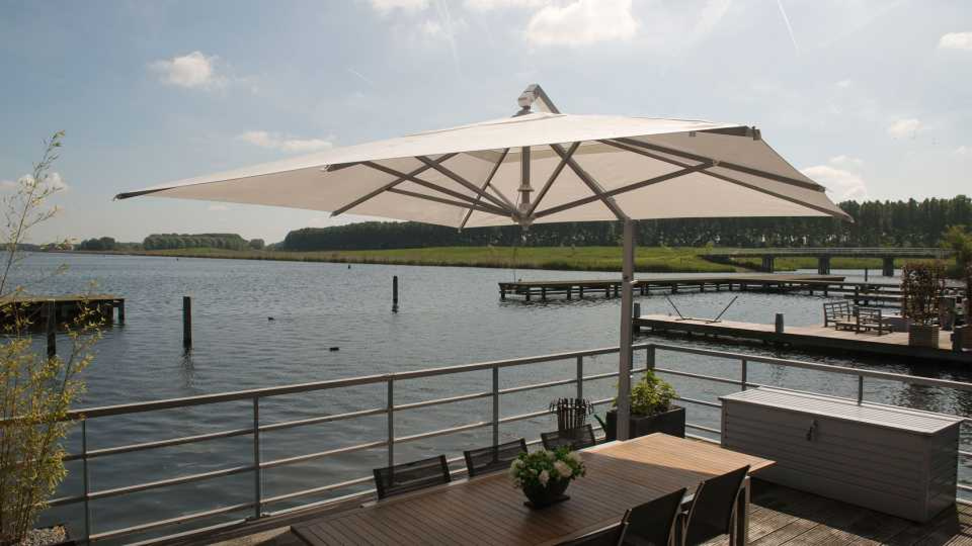 Hier wonen Dionne Stax en haar vriend Steven Jansen . Zie foto's 16