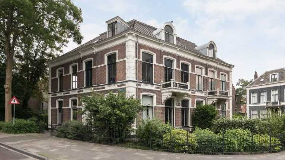 Naar dit herenhuis in Zwolle keert ontslagen Liverpool trainer Arne Slot terug. Zie foto's