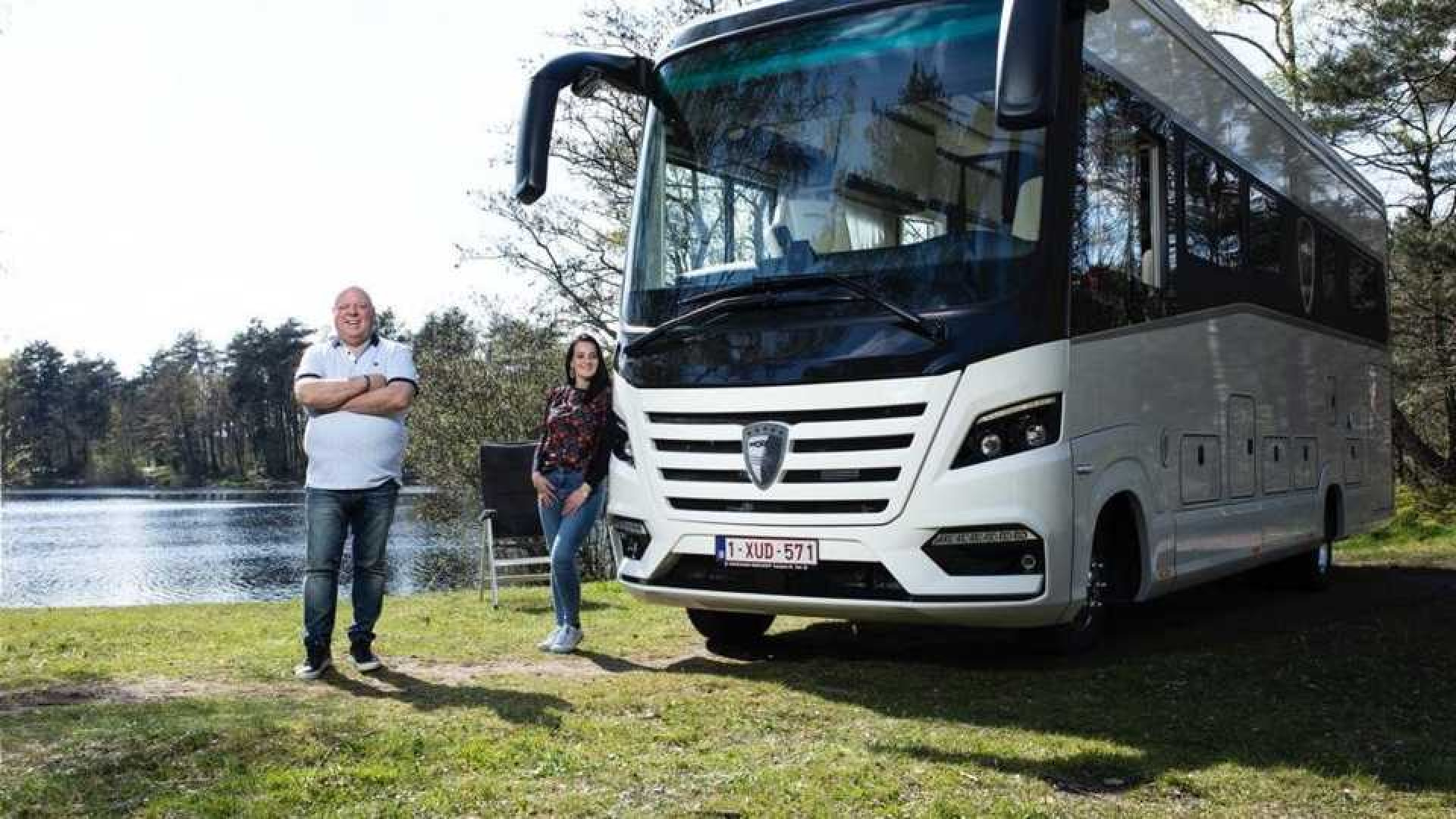 Binnenkijken in het paleis op wielen van Peter Gillis. Zie foto's 1