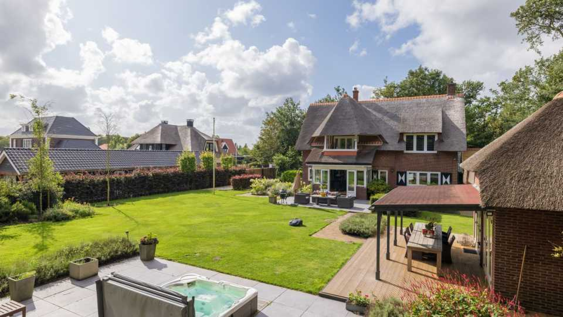 VERKOCHT: Meilandjes verkopen hun landhuis in Noordwijkerhout met mooie winst. Zie foto's 7