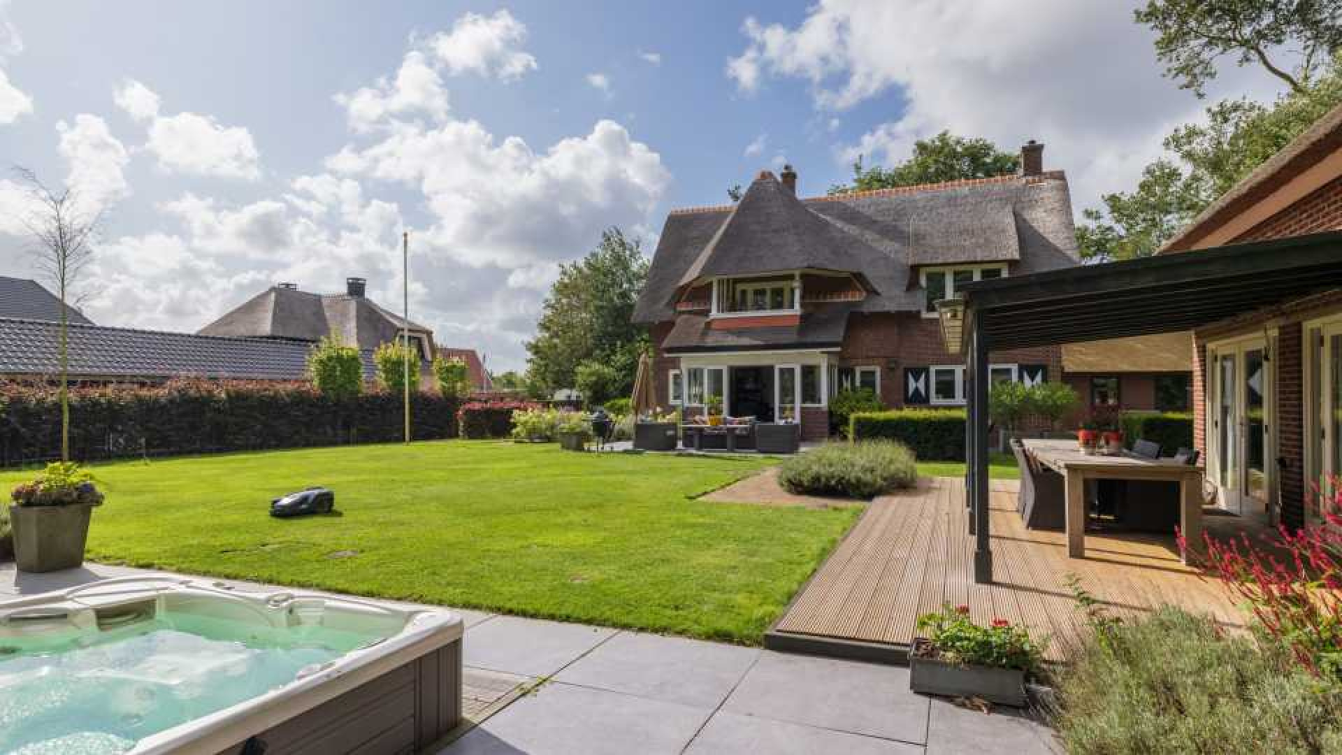 VERKOCHT: Meilandjes verkopen hun landhuis in Noordwijkerhout met mooie winst. Zie foto's 8