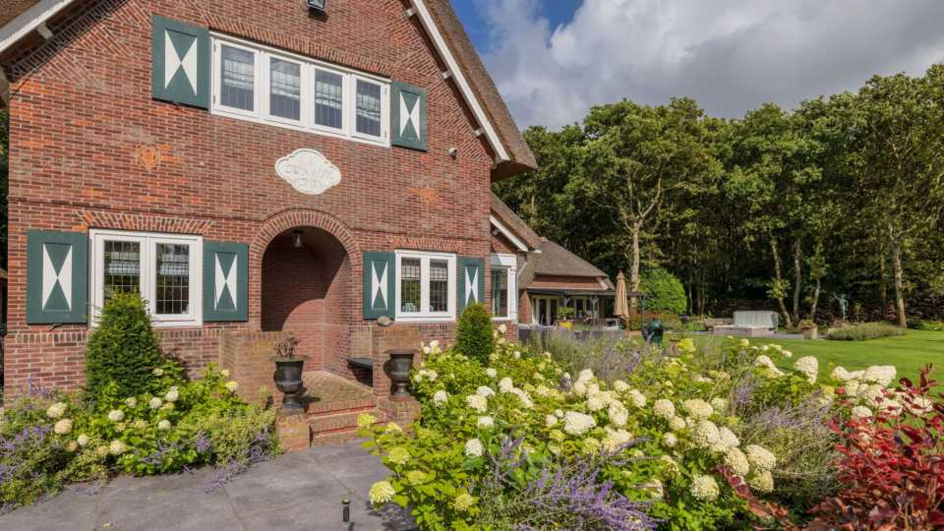 VERKOCHT: Meilandjes verkopen hun landhuis in Noordwijkerhout met mooie winst. Zie foto's 9