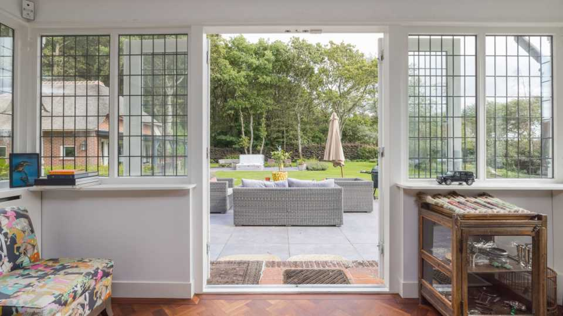 VERKOCHT: Meilandjes verkopen hun landhuis in Noordwijkerhout met mooie winst. Zie foto's 12