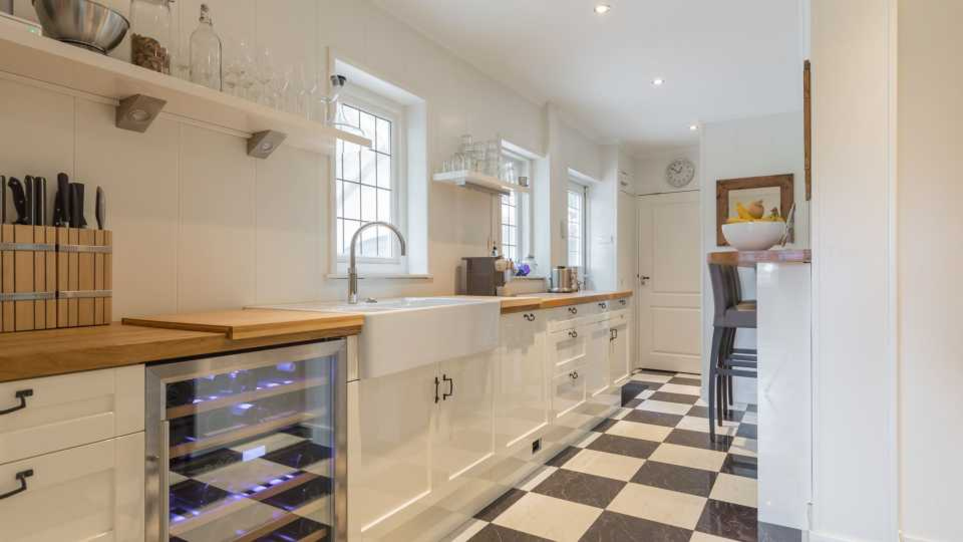 VERKOCHT: Meilandjes verkopen hun landhuis in Noordwijkerhout met mooie winst. Zie foto's 15