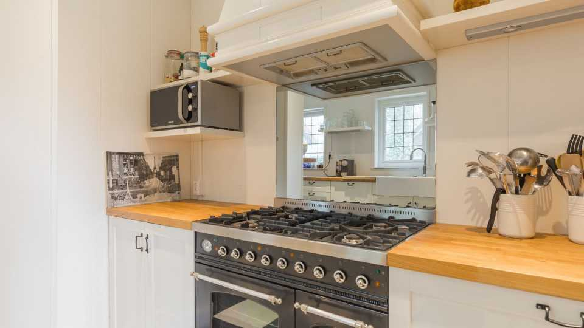 VERKOCHT: Meilandjes verkopen hun landhuis in Noordwijkerhout met mooie winst. Zie foto's 16