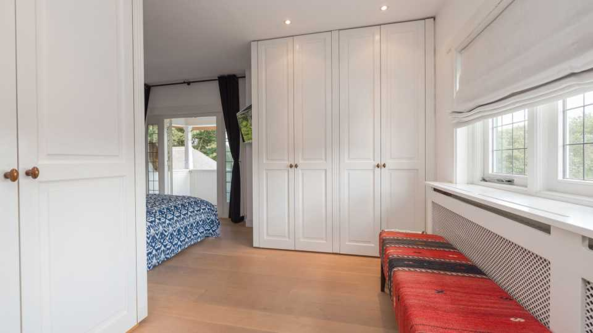 VERKOCHT: Meilandjes verkopen hun landhuis in Noordwijkerhout met mooie winst. Zie foto's 18