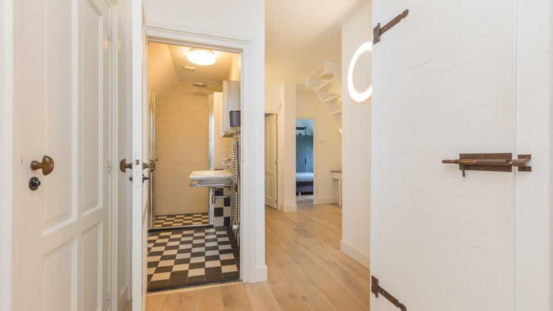 VERKOCHT: Meilandjes verkopen hun landhuis in Noordwijkerhout met mooie winst. Zie foto's 21