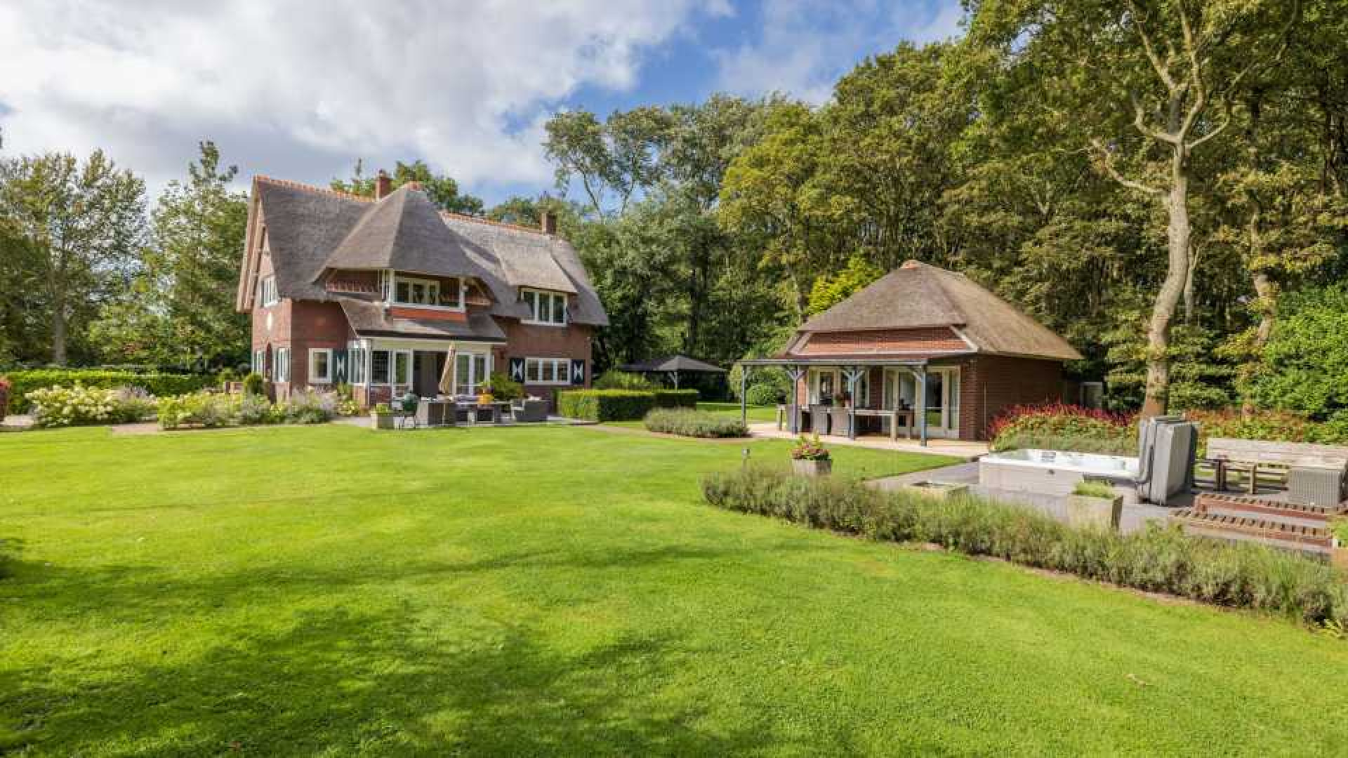 VERKOCHT: Meilandjes verkopen hun landhuis in Noordwijkerhout met mooie winst. Zie foto's 3