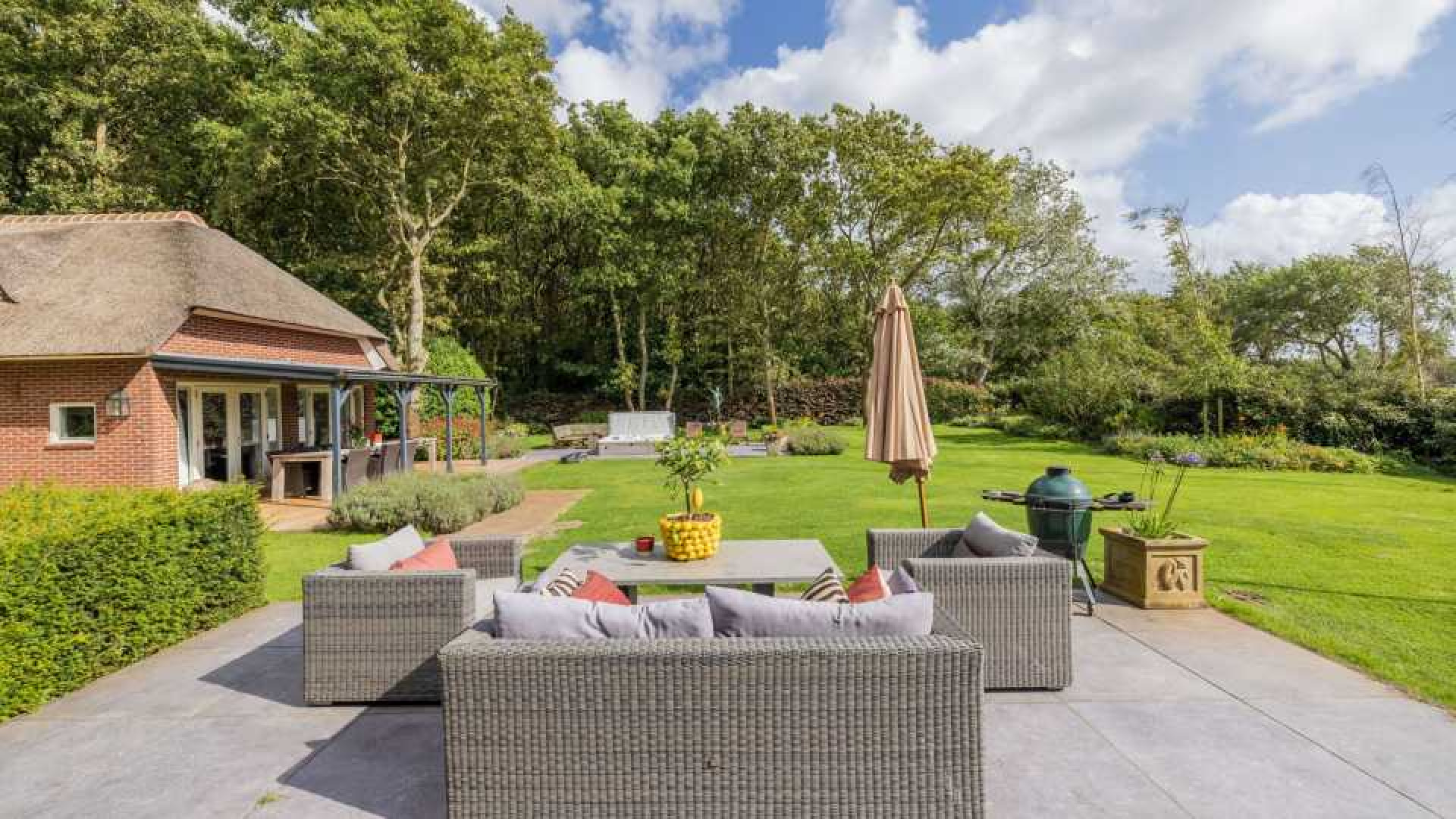 VERKOCHT: Meilandjes verkopen hun landhuis in Noordwijkerhout met mooie winst. Zie foto's 6