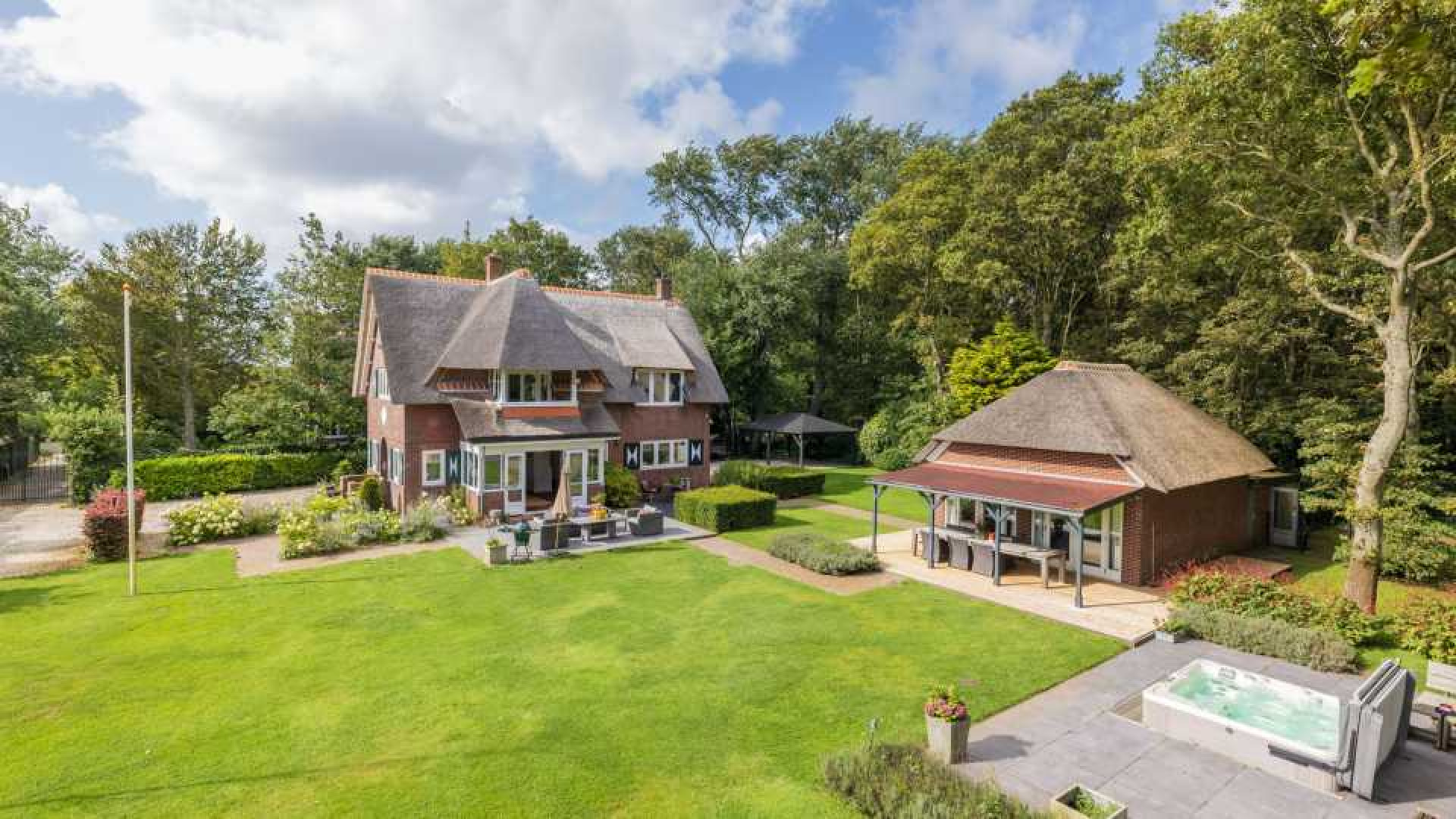 VERKOCHT: Meilandjes verkopen hun landhuis in Noordwijkerhout met mooie winst. Zie foto's 33