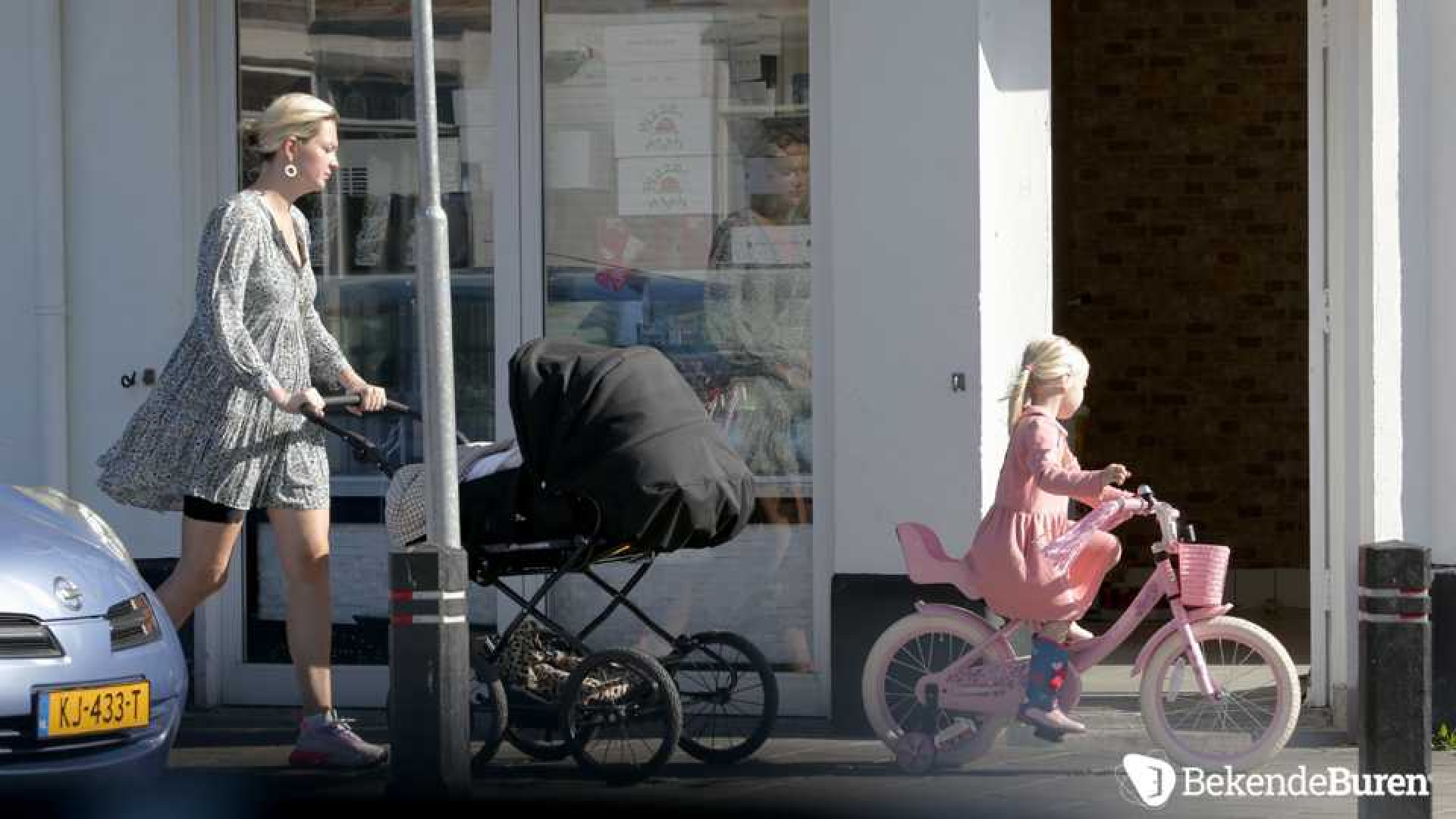 Eerste beelden Maxime Meiland wandelend met baby Vive en dochtertje Claire. Zie foto's