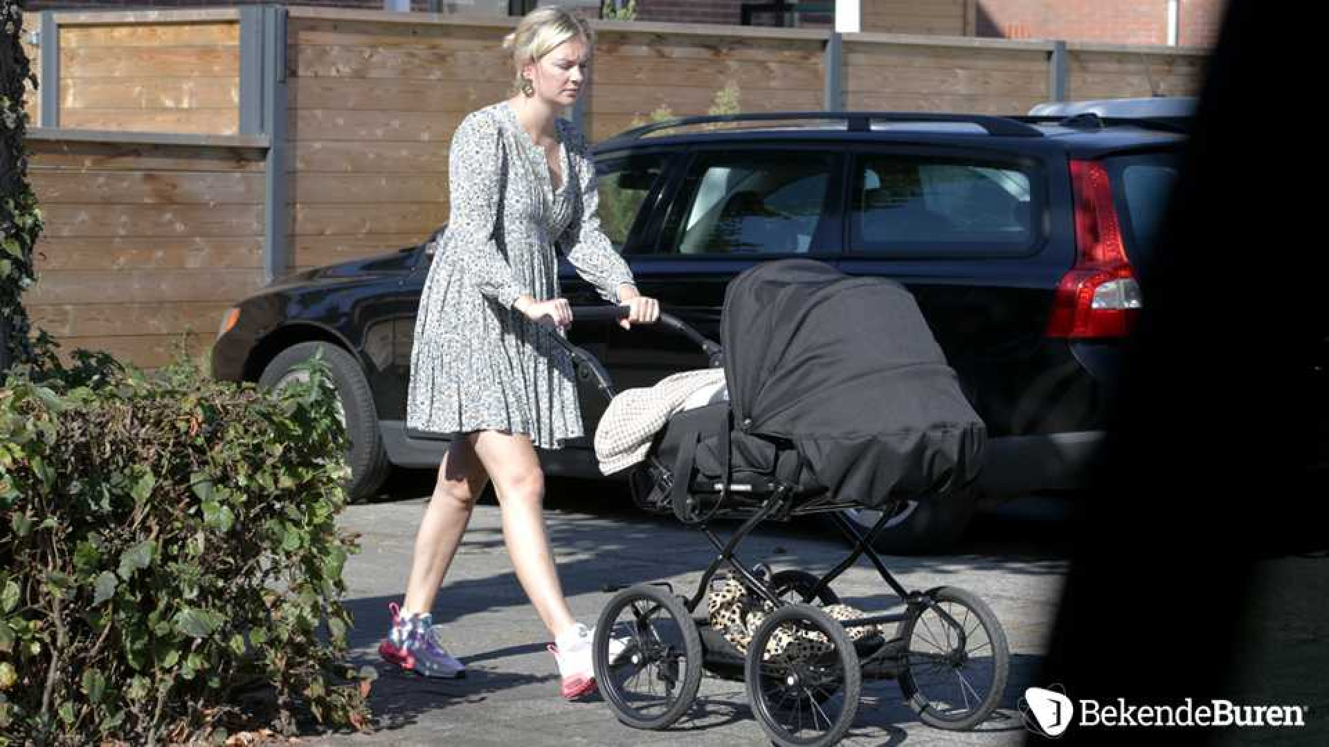 Eerste beelden Maxime Meiland wandelend met baby Vive en dochtertje Claire. Zie foto's 6