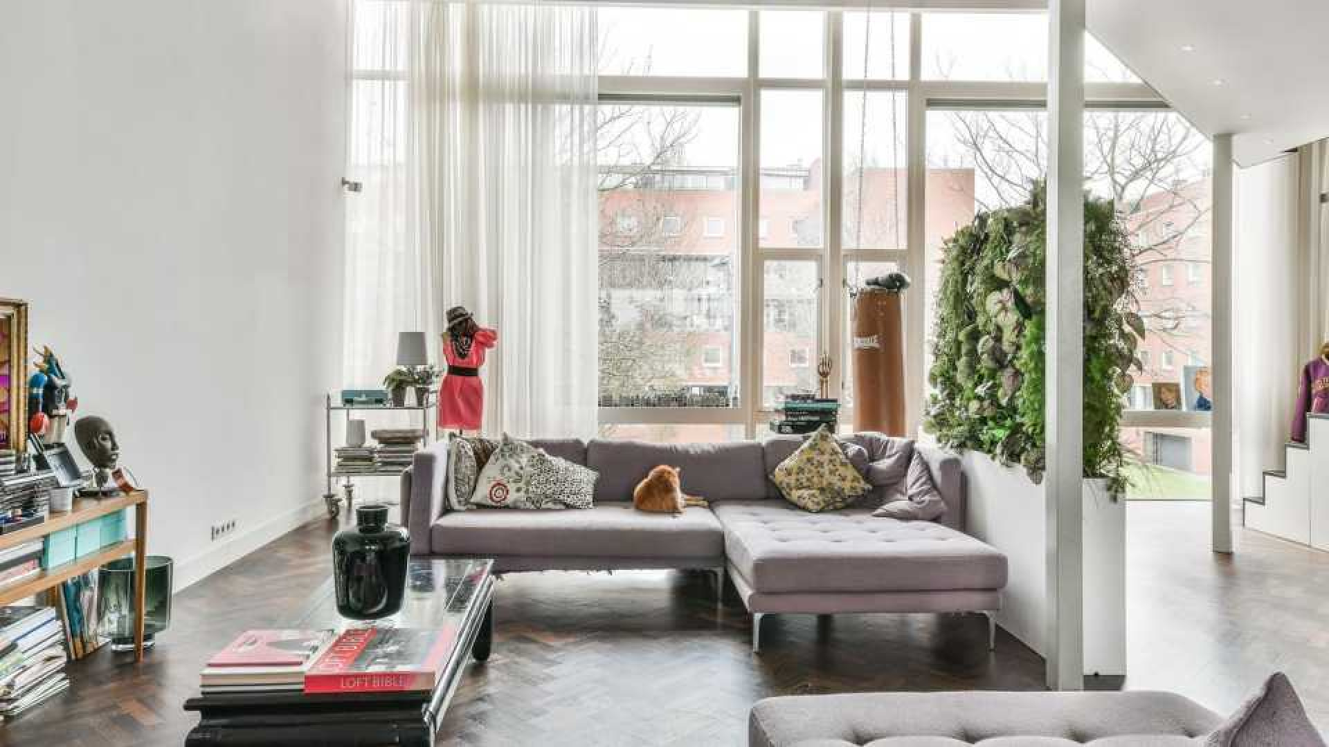 Stylist Bastiaan van Schaik zet zijn droomappartement weer te koop. Zie foto's 5