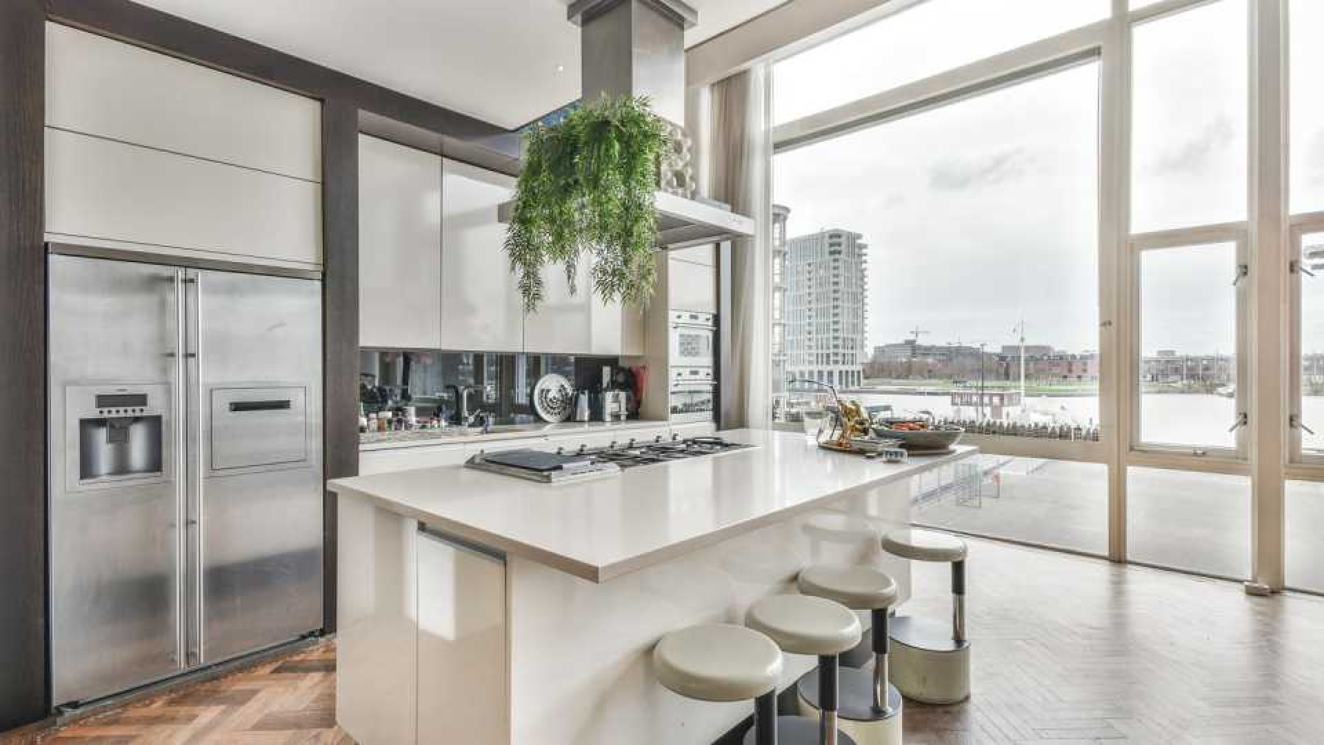 Stylist Bastiaan van Schaik zet zijn droomappartement weer te koop. Zie foto's 8