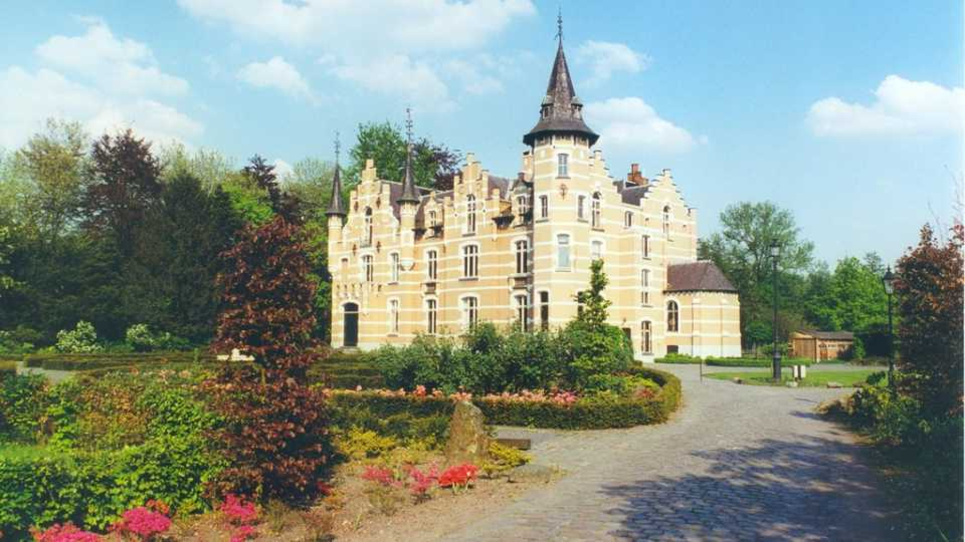 Peter Gillis koopt miljoenen kostend kasteel en wordt baron. Zie foto's 2