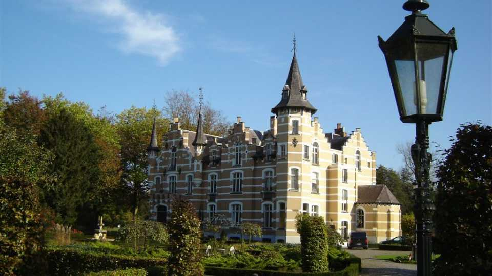 Peter Gillis koopt miljoenen kostend kasteel en wordt baron. Zie foto's 8